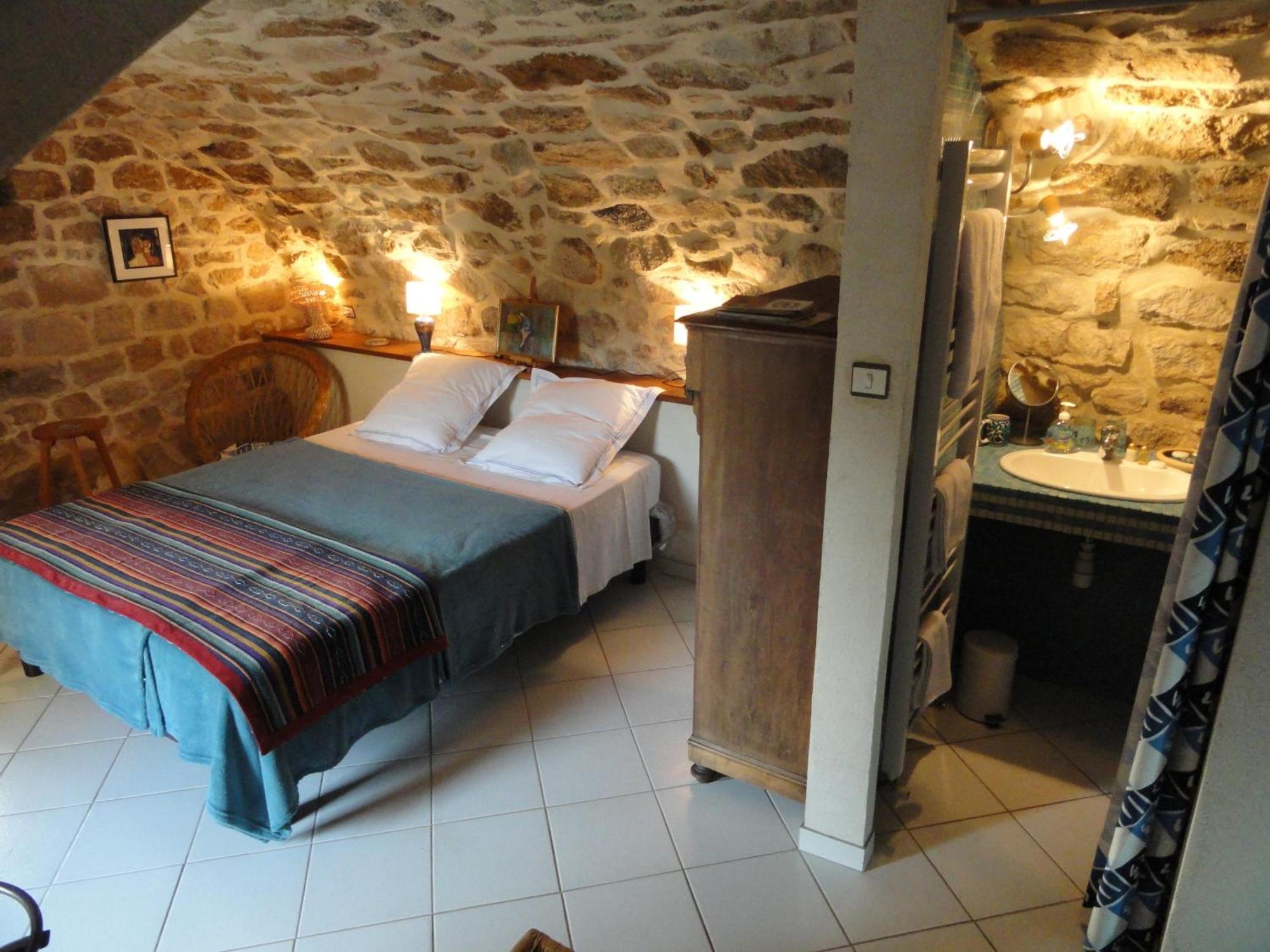 Chambre D'Hotes Au Creux Du Chambon Joyeuse Ruang foto
